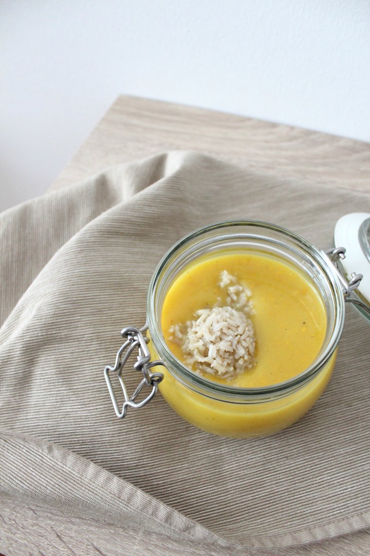 Zucchinicremesuppe mit Curry und Naturreis-Einlage - blattgrün