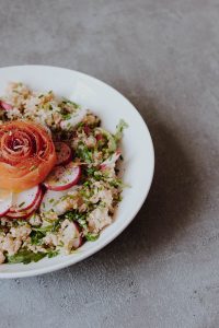 Veganer Quinoasalat mit Karottenblume und Dattel-Senf-Dressing | Blattgrün