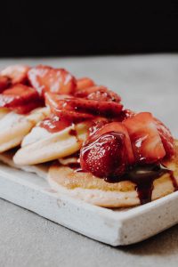 Fluffige Pfannkuchen mit Joghurtschaum und Erdbeeren | Blattgrün