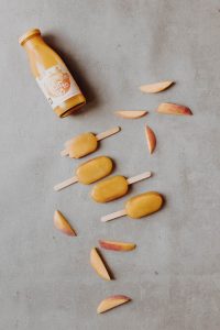 Sommerliches Pfirsicheis mit schwarzem Tee | Blattgrün
