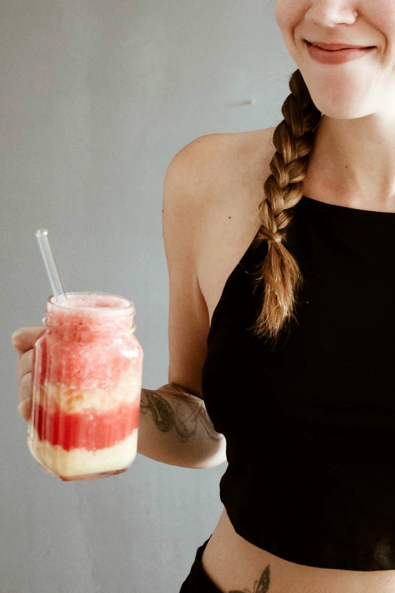 Erfrischender Sommersmoothie mit Basilikum und Wassermelone - blattgrün