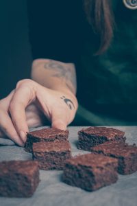 Glutenfreie Lebkuchenbrownies {vegetarisch, raffiniert-zuckerfrei} | Blattgrün