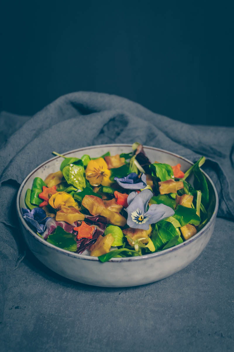 Bunter Salat mit Ofengemüse und Kernöldressing | lamb’s lettuce with ...