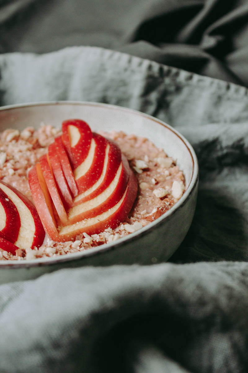 Haferporridge mit Rauna und Apfel {vegan, zuckerfrei, less waste} | Blattgrün