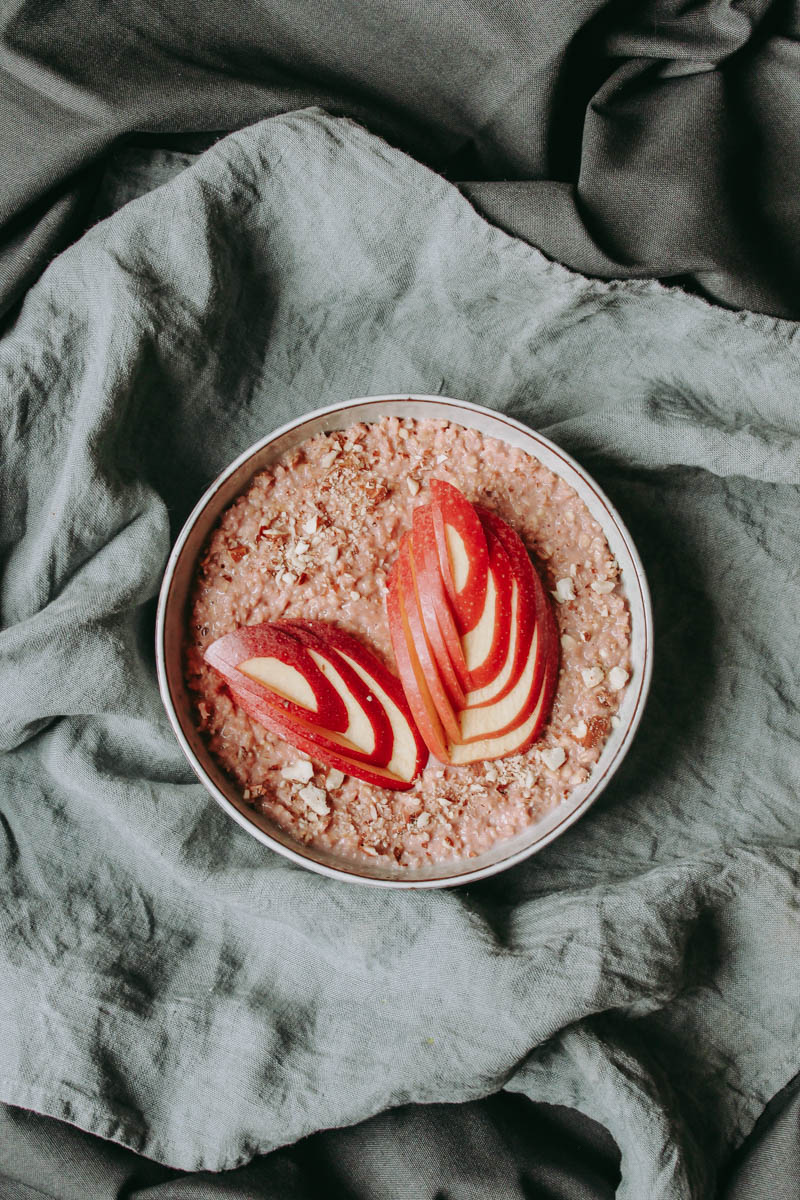 Haferporridge mit Rauna und Apfel {vegan, zuckerfrei, less waste} | Blattgrün