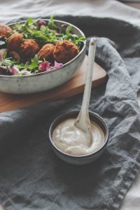 15 Minuten Mittagsküche: Green Bowl mit Falafel und Tahini-Dressing