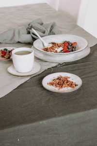 Homemade Granola mit Dattelsirup, Haselnüssen und Rohkakao {less waste, vegan}
