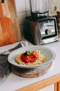 Vegane Tomatensoße für Pizza, Pasta, Gnocchi und Co. | Blattgrün