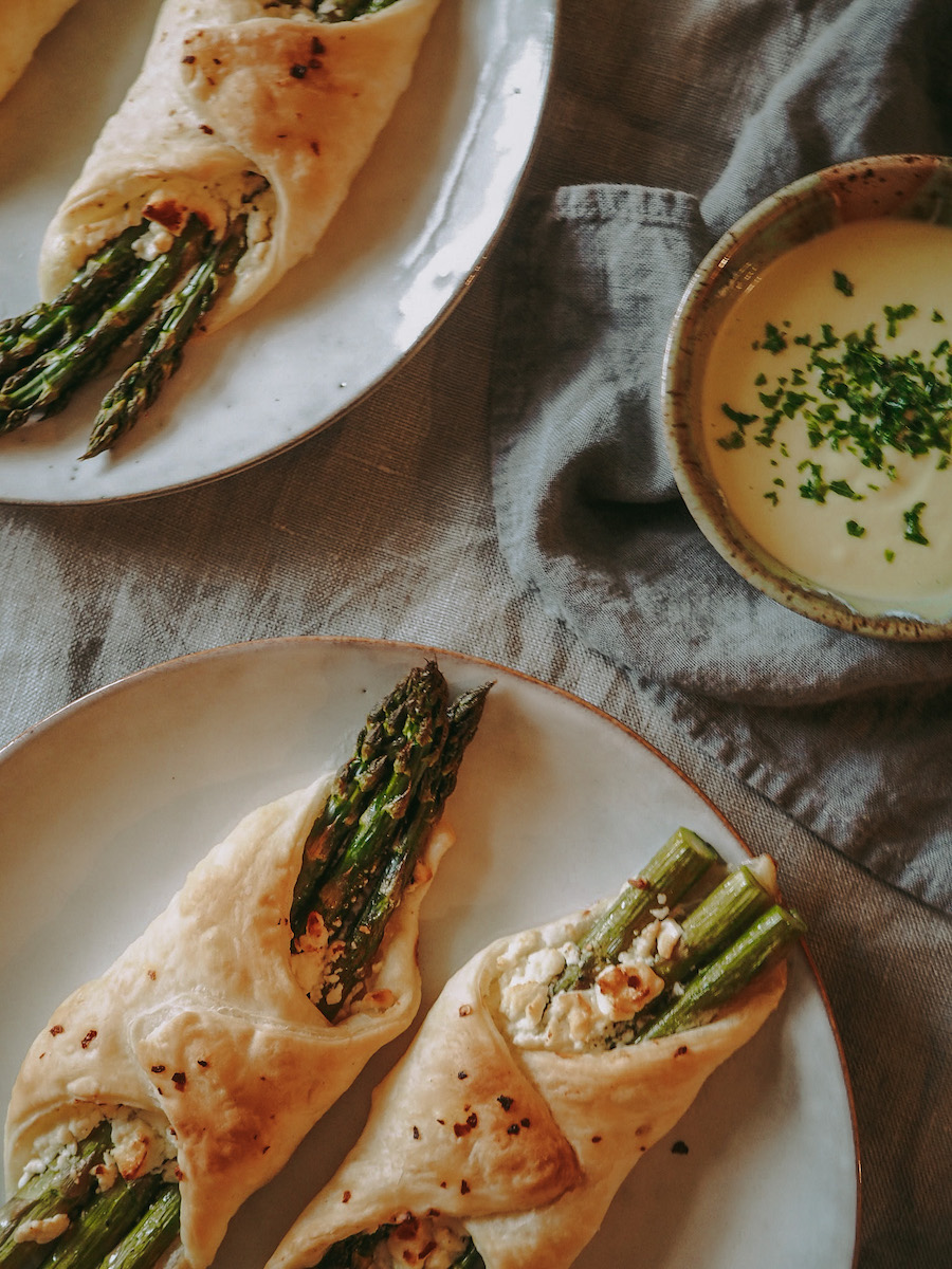 Spargel in Blätterteig mit Avocadocreme | blattgrün x keimling naturkost