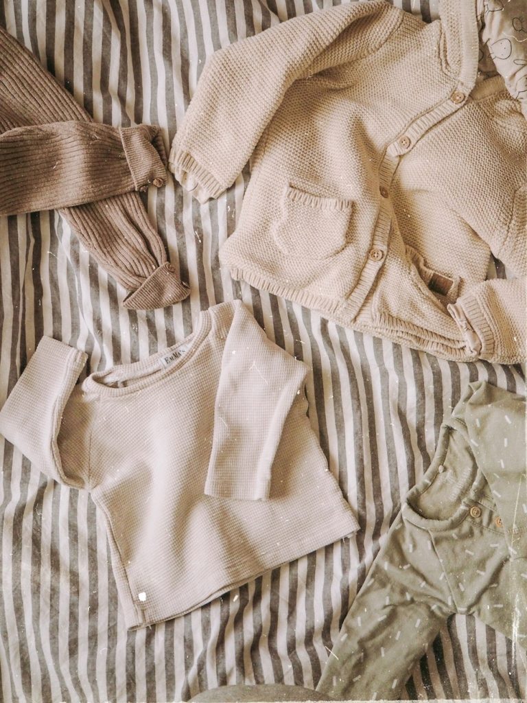 Nachhaltige Babykleidung aus zweiter Hand: Ein Leitfaden für Sommerkinder | blattgrün